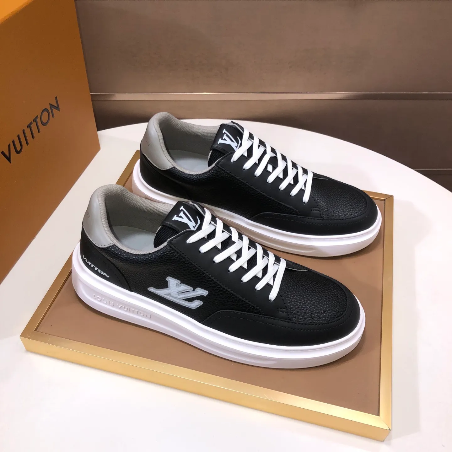 Factory batch 640💰original development, quality shipment, welcome to compare - LV sneaker series sports shoes introduce the loose silhouette of the ready-to-wear series into the spring and summer men's wear shows and make an eye-catching appearance. The cow leather upper is combined with rough fabric laces, and colorful beading highlights the brand's classic elements. LV letters mark the tongue and Monogram floral outsole. Mixed materials Made of top-grain cowhide, thick shoelace design, large Monogram print on the side, mesh lining and cotton feet, the comfort is as extreme as ever, premium heritage, quality first, worth owning! Size: Men’s 38-45 (45 is custom-made and cannot be returned or exchanged)